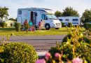 ADAC Campingführer 2020: Insel-Camp Fehmarn (Meeschendorf, Deutschland)Auf dem Bild sitz eine Familie vor einem Wohnmobil. Quelle: "obs/ADAC SE"